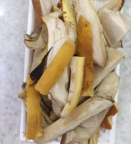 鹅蛋菌：鹅蛋菌肉质肥厚，汤煮后滑嫩
