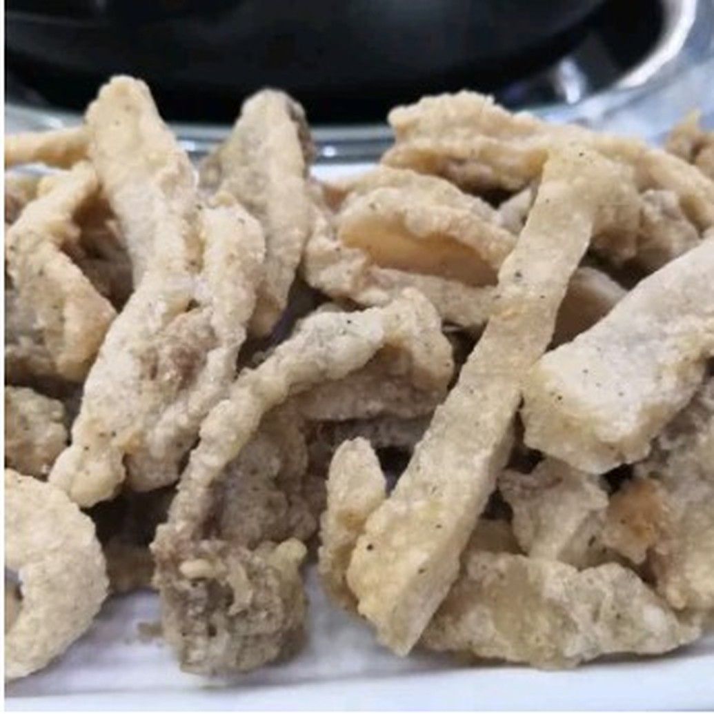 刚炸好的酥肉条特写，外皮金黄酥脆
