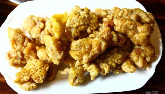 酥肉：现炸小酥肉，外酥里嫩，可干吃也可下锅